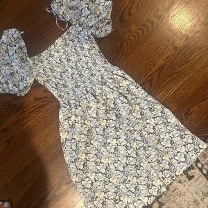 H&M short textured puff sleeve floral dress with sweetheart neckline- XS